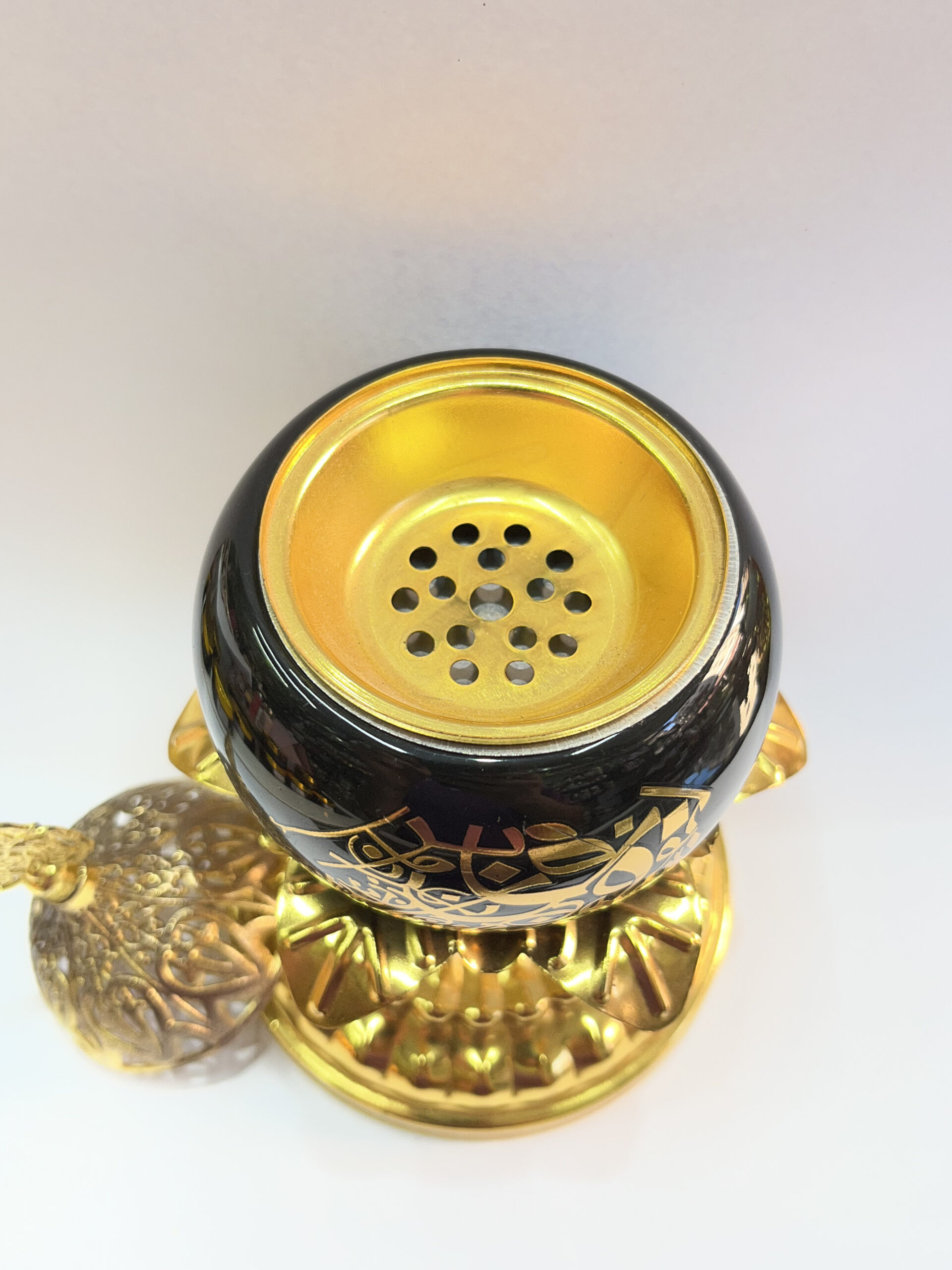 Encensoir Royal de Luxe - Céramique Blanche et Or, Base Cristalline مبخرة بالفحم ملكية من الذهب والسيراميك - قطعة فنية مُعدَّة لـ (الفاخر/الجمر) – Image 7