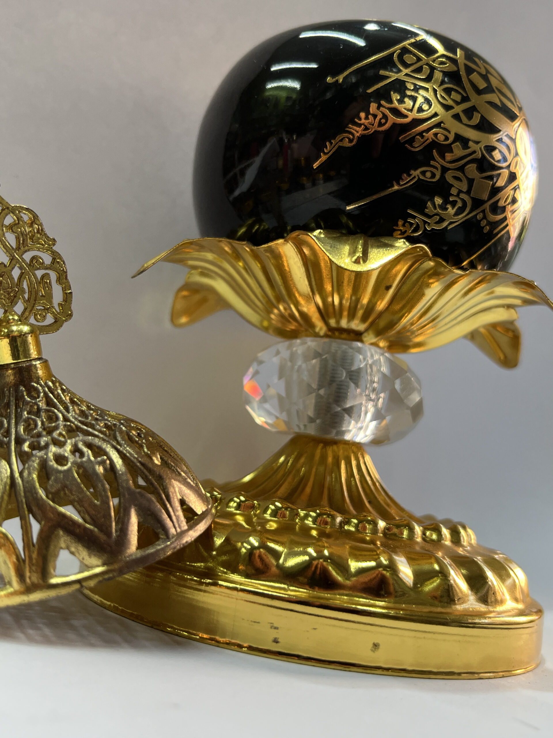 Encensoir Royal de Luxe - Céramique Blanche et Or, Base Cristalline مبخرة بالفحم ملكية من الذهب والسيراميك - قطعة فنية مُعدَّة لـ (الفاخر/الجمر) – Image 8