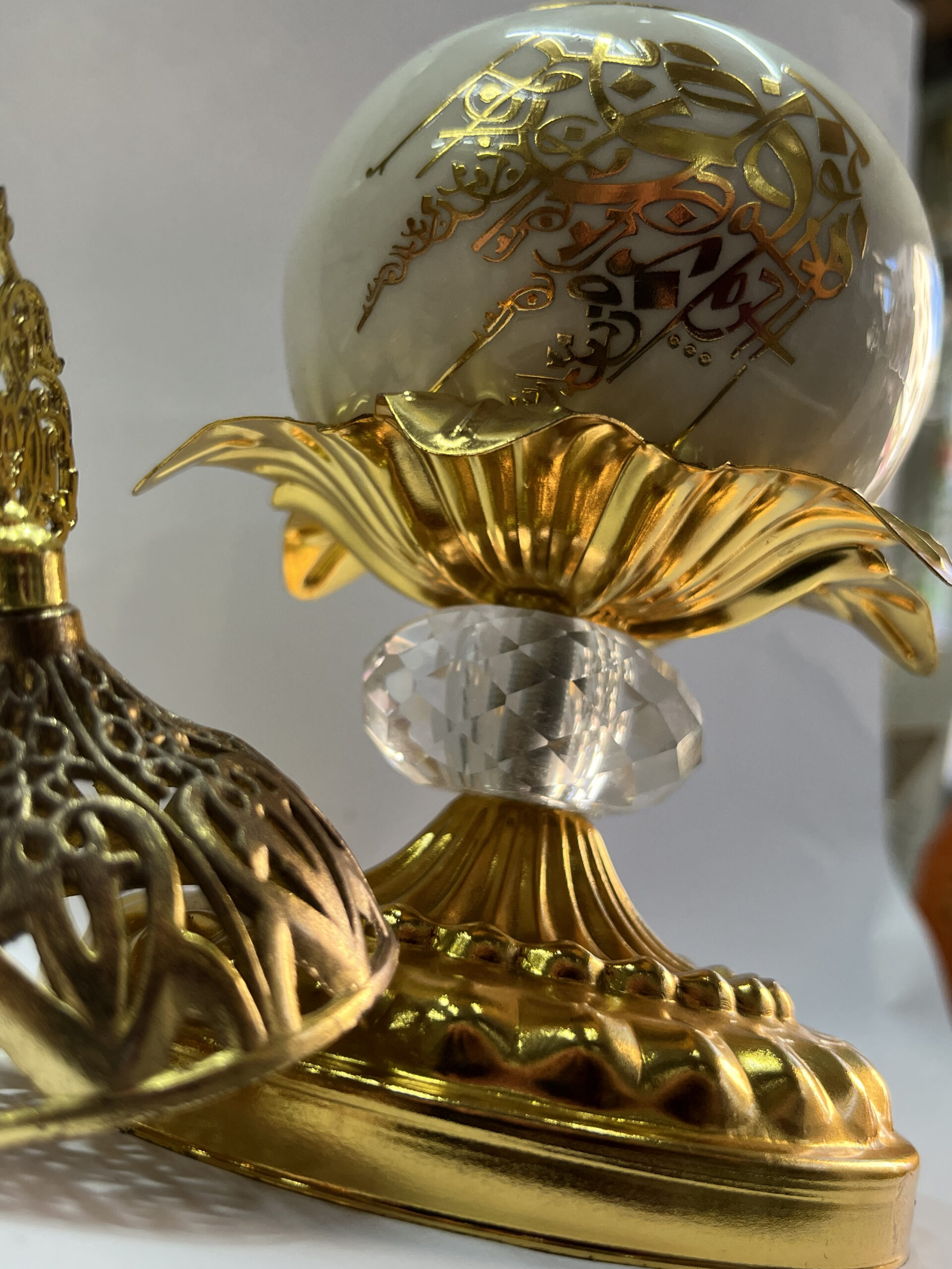 Encensoir Royal de Luxe - Céramique Blanche et Or, Base Cristalline مبخرة بالفحم ملكية من الذهب والسيراميك - قطعة فنية مُعدَّة لـ (الفاخر/الجمر) – Image 5