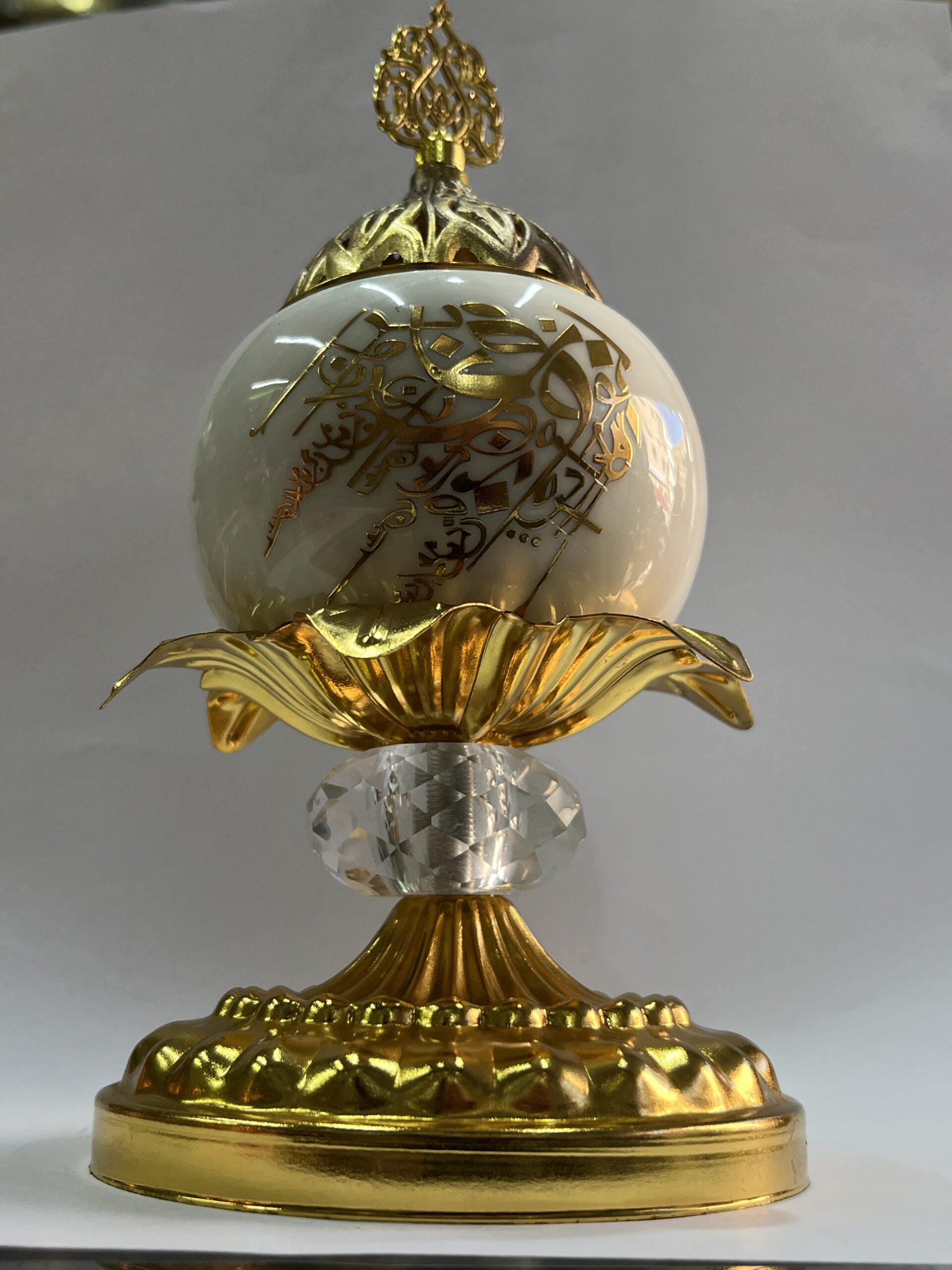 Encensoir Royal de Luxe - Céramique Blanche et Or, Base Cristalline مبخرة بالفحم ملكية من الذهب والسيراميك - قطعة فنية مُعدَّة لـ (الفاخر/الجمر) – Image 2