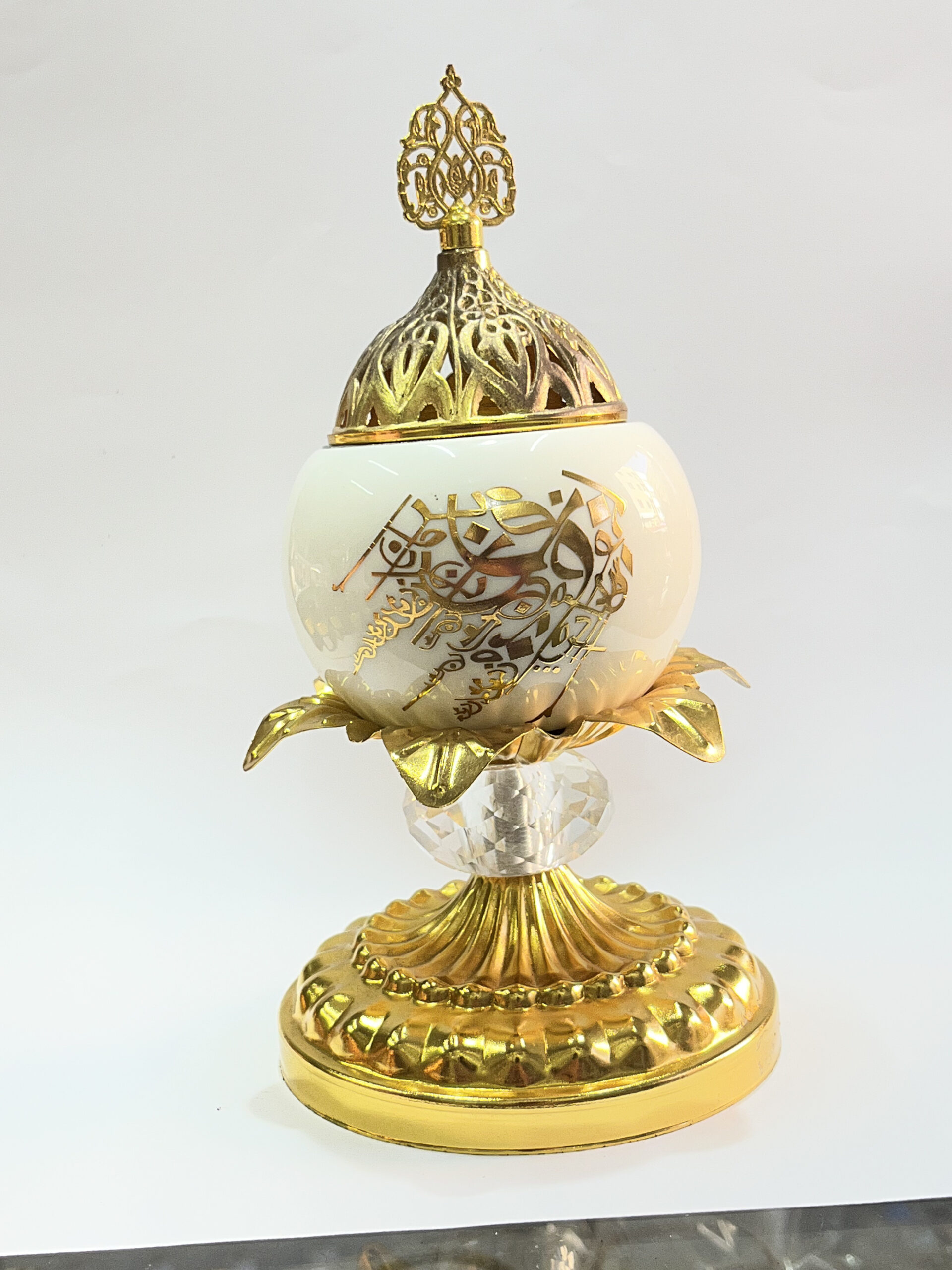 Encensoir Royal de Luxe - Céramique Blanche et Or, Base Cristalline مبخرة بالفحم ملكية من الذهب والسيراميك - قطعة فنية مُعدَّة لـ (الفاخر/الجمر) – Image 4